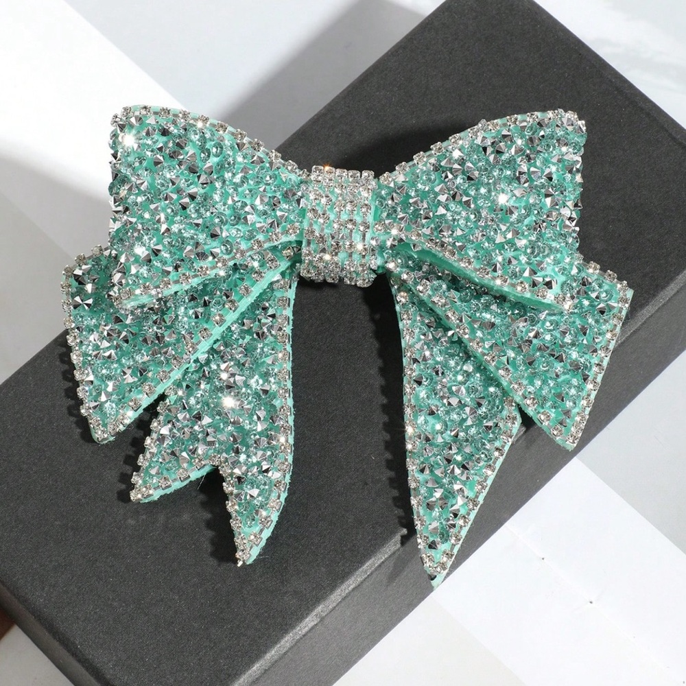 🎀 Bow Tie Pin 🎀 - Picture 4 of 4